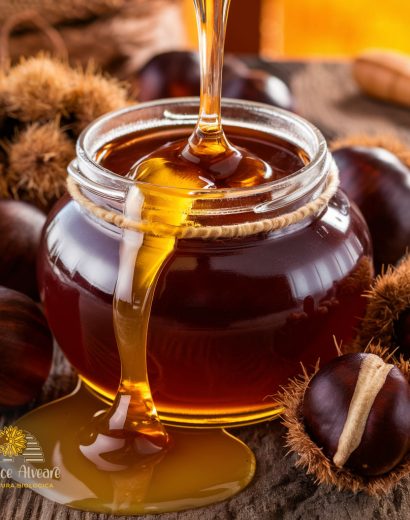 Barattolo di miele di castagno con castagne fresche