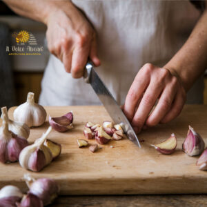 Donna che trita aglio rosso di Sulmona in cucina