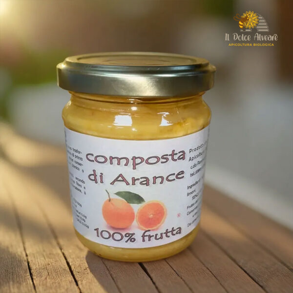Un barattolo di composta di arance su un tavolo rustico in legno