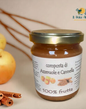 Barattolo di composta di azzeruole e cannella con ingredienti freschi