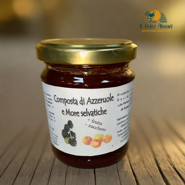 Composta di azzeruole e more in vasetto con frutti freschi.