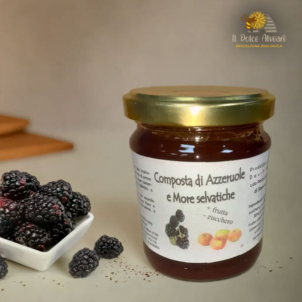 Composta di azzeruole e more in vasetto con frutti freschi.