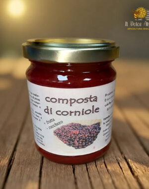Barattolo di Composta di Corniole su tavola rustica.