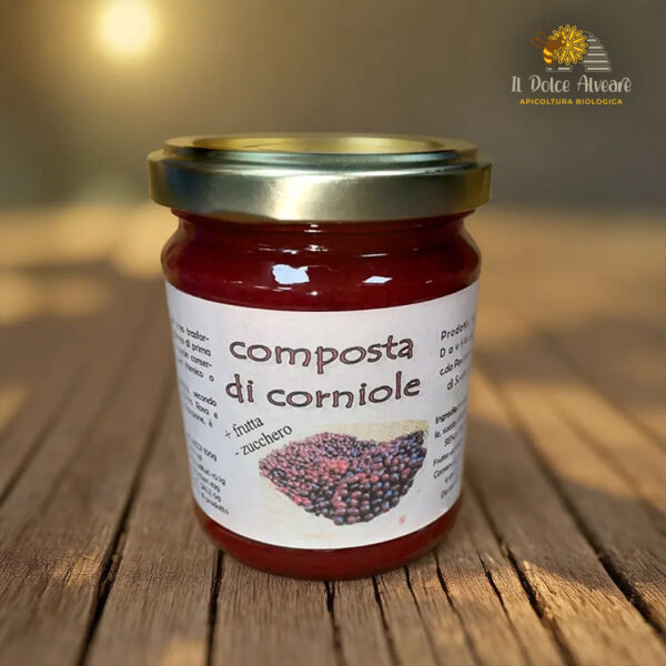Barattolo di Composta di Corniole su tavola rustica.