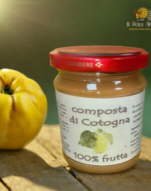 Composta di mela cotogna su tavolo rustico