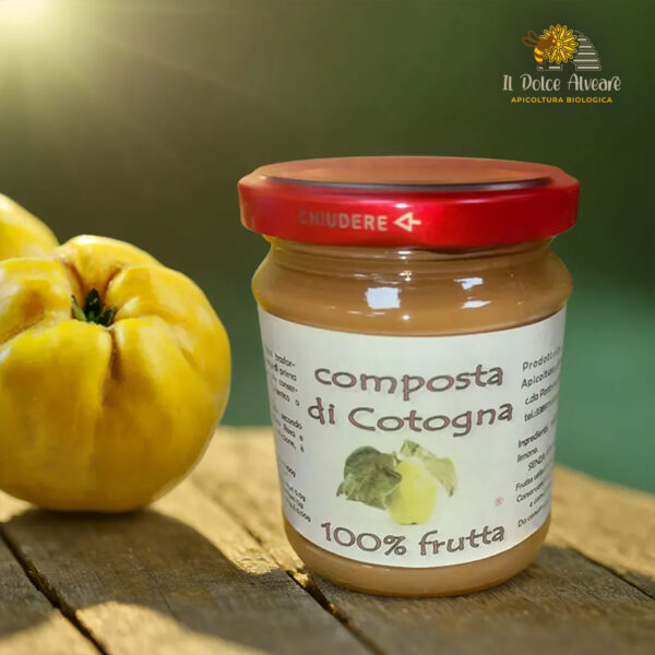 Composta di mela cotogna su tavolo rustico