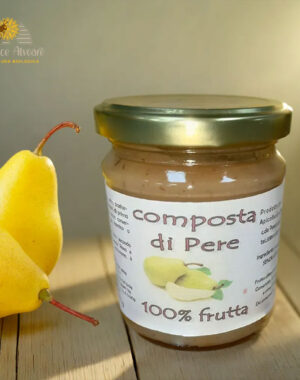 Barattolo di composta di pere con ingredienti freschi