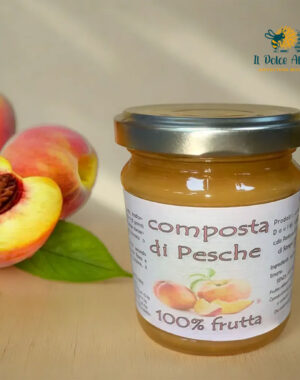Barattolo di composta di pesche con ingredienti freschi