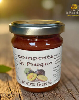 Barattolo di composta di prugne con frutta fresca