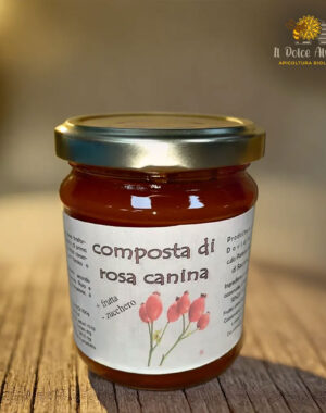 Vasetto di composta di rosa canina su tavola rustica