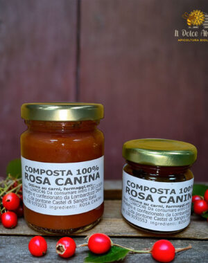 Vasetto di composta di rosa canina su tavola rustica