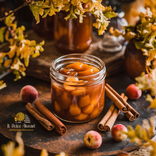 Barattolo di composta di azzeruole e cannella con ingredienti freschi