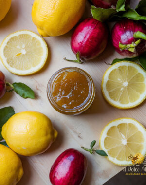 Barattolo di composta di azzeruole e limoni con ingredienti freschi