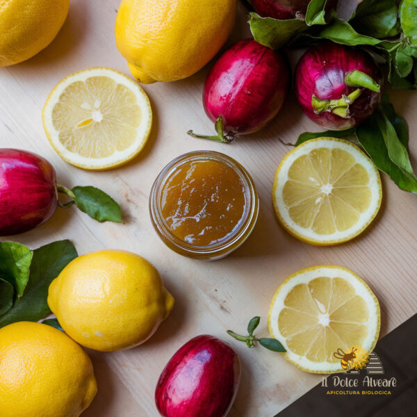 Barattolo di composta di azzeruole e limoni con ingredienti freschi