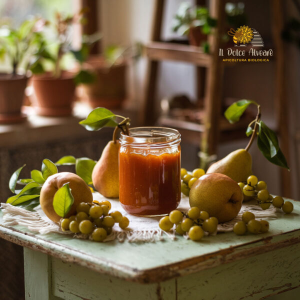 Barattolo di composta di azzeruole e pere con frutta fresca