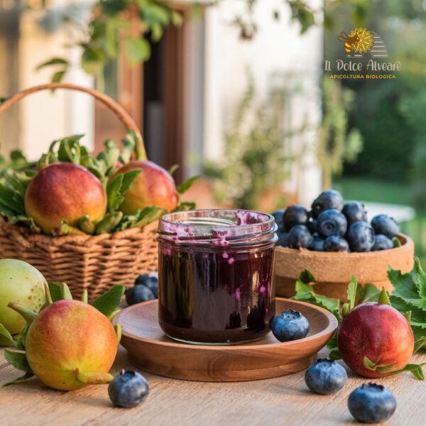 Composta di azzeruole e mirtilli in vasetto con frutti freschi.