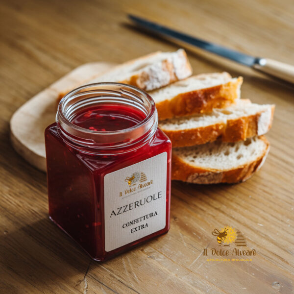 Vasetto di composta di azzeruole con pane e coltello.