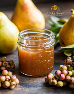 Barattolo di composta di pere e sorbe con ingredienti freschi