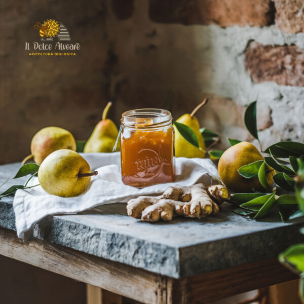 Barattolo di composta di pere e zenzero con ingredienti freschi