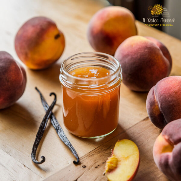 Composta di pesche con baccelli di vaniglia in vasetto, con pesche fresche e vaniglia