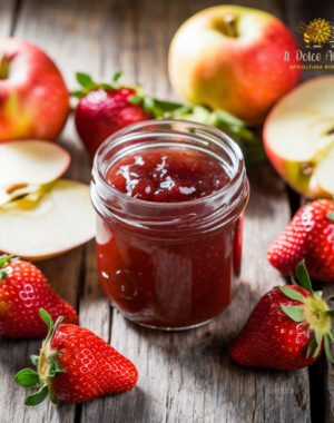 Barattolo di composta di fragole e mele con ingredienti freschi
