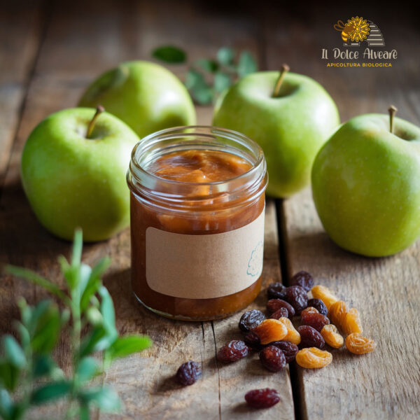 Barattolo di composta di mele cotogne e uva sultanina con ingredienti freschi