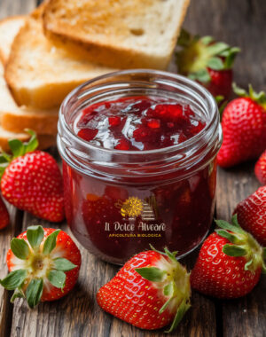 Barattolo di composta di fragole super succosa con fragole fresche