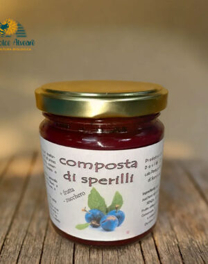 Vasetto di composta di sperilli con bacche fresche su tavolo rustico