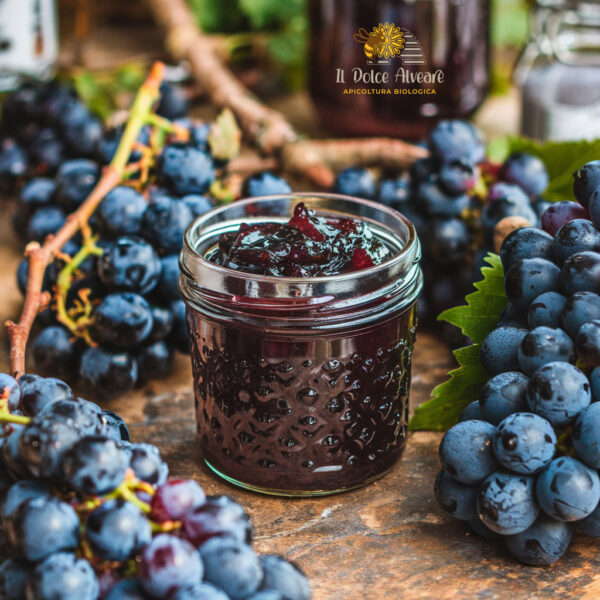 Composta di uva Montepulciano in vasetto con grappoli di uva freschi