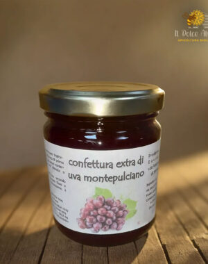 Composta di uva Montepulciano in vasetto con grappoli di uva freschi