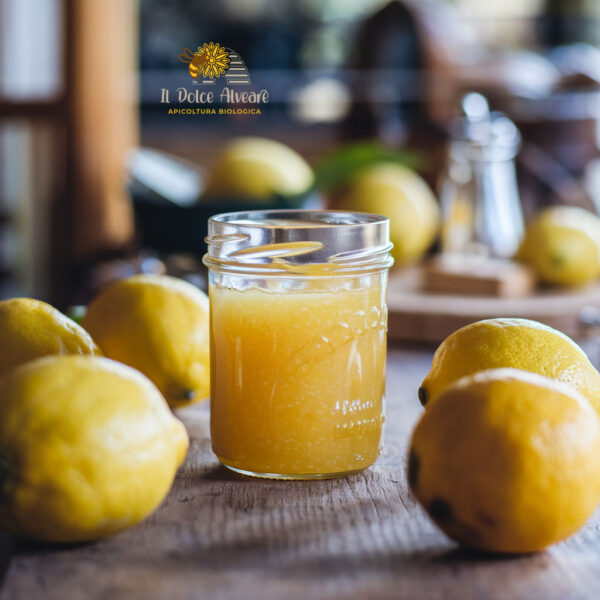 Barattolo di Marmellata di Limoni su tavola rustica con limoni freschi.