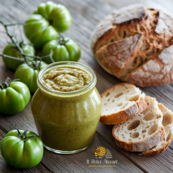 Vasetto di salsa di pomodori verdi con ingredienti freschi.