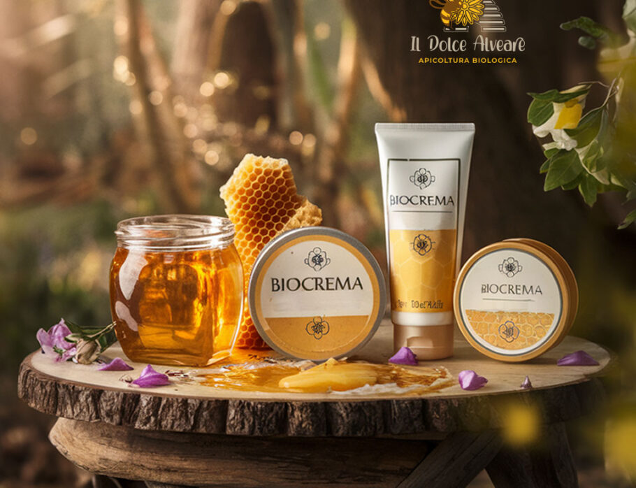 L'immagine mostra un rituale di benessere svolto in una foresta avvolta in una luce soffusa e calda che filtra tra le foglie. Al centro, un tavolino di legno grezzo è decorato con i prodotti cosmetici della linea, affiancati da ingredienti grezzi: un barattolo di miele dorato che riflette la luce, un favo di cera d'api, e petali di fiori sparsi.