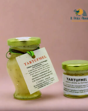 Un barattolo di miele con tartufo nero estivo
