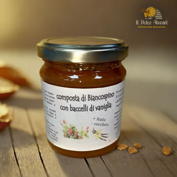 Un barattolo di composta di biancospino e vaniglia su un tavolo in legno chiaro