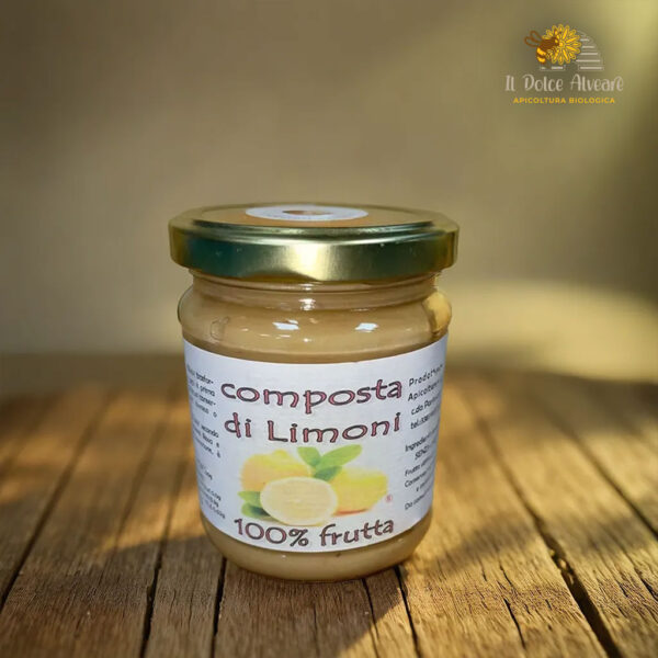 Barattolo di composta di limoni con limoni freschi