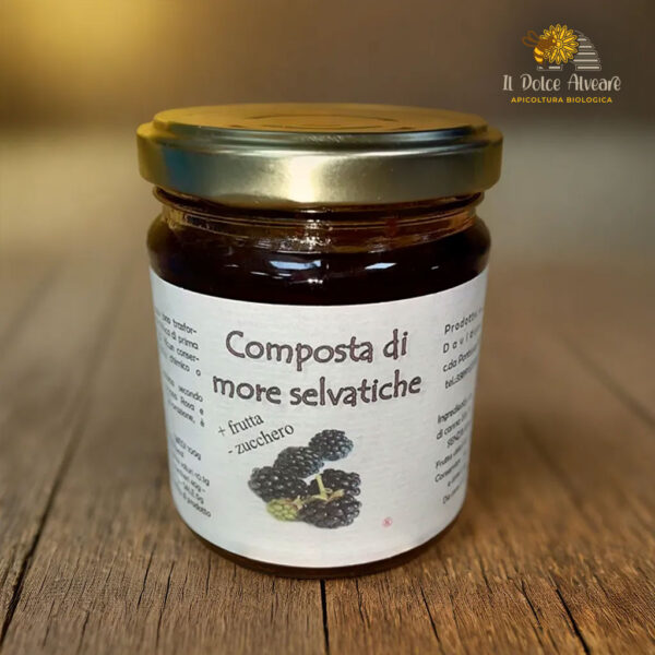 Un barattolo di composta di more selvatiche su un tavolo di legno rustico