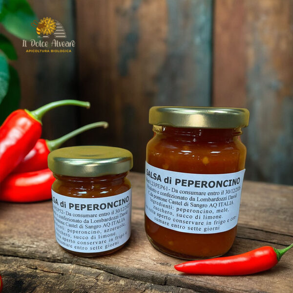 Barattolo di salsa di peperoncino con peperoncini freschi
